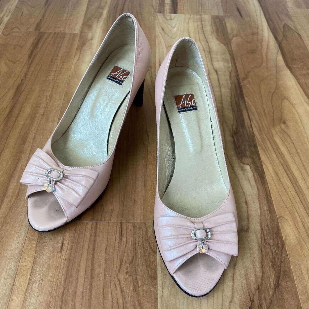 Genuine Leather Pear Pink Peep Toe Heel Sz: 5.5 Bow Heart Shape Jewelry Buckle